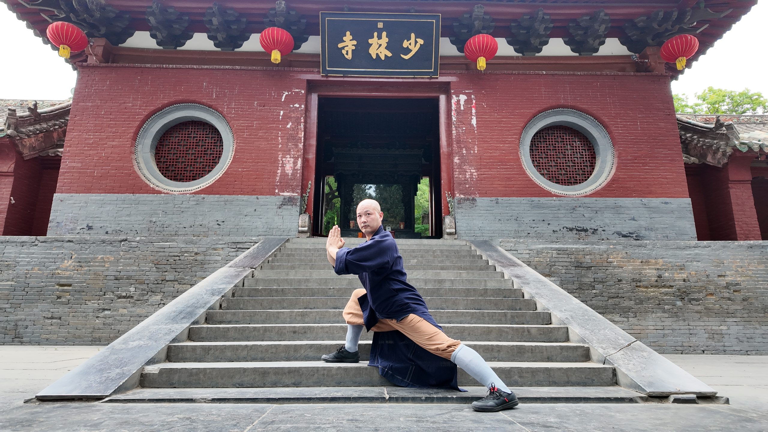少林寺山门前的少林功夫展示